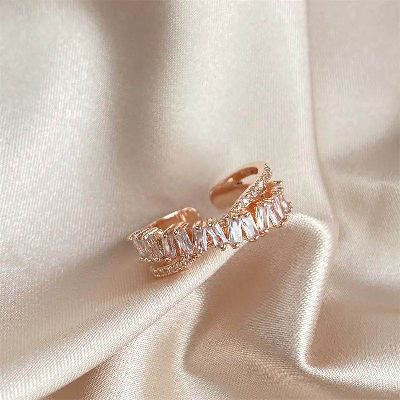 Luzora™ Crowned Light – 18K Gold-Plated Baguette Statement Ring