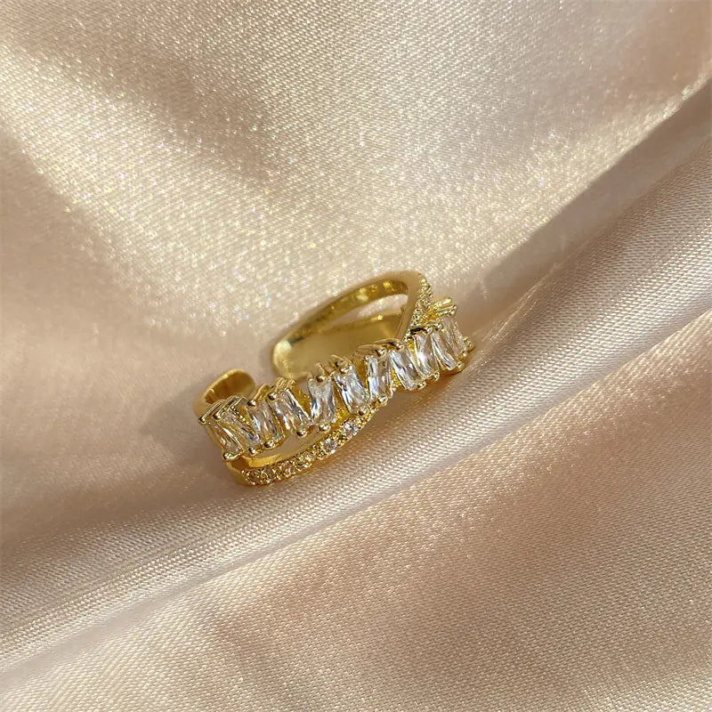 Luzora™ Crowned Light – 18K Gold-Plated Baguette Statement Ring