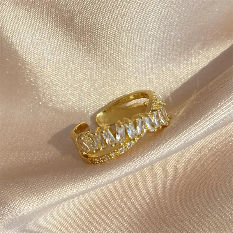 Luzora™ Crowned Light – 18K Gold-Plated Baguette Statement Ring