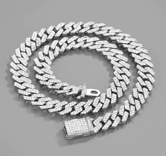 Luzora™ Bold Radiance – Cuban Link Chain Necklace